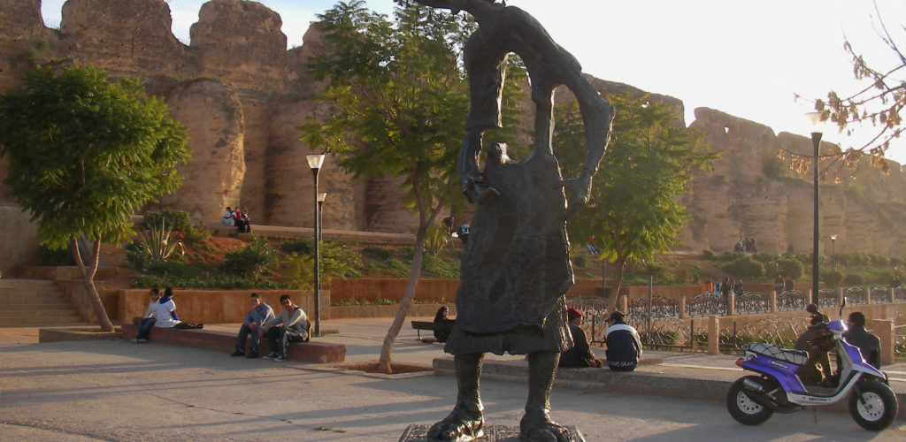 Sculpture /Marocain devant les remparts