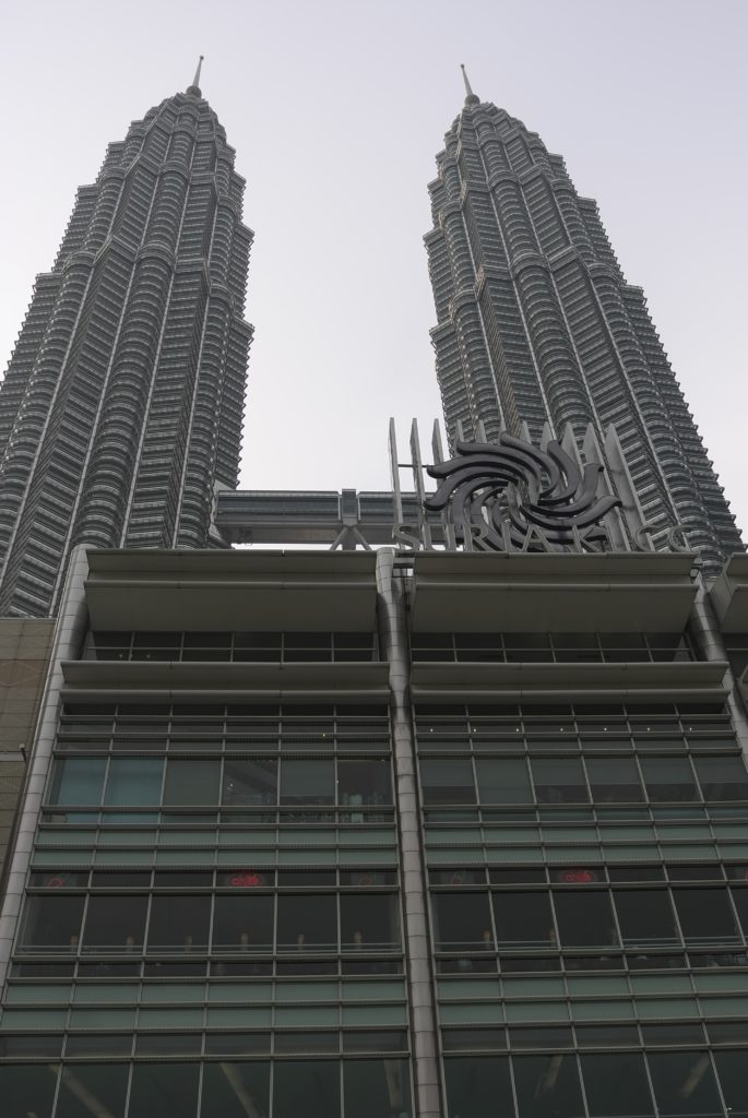 Aux pieds des Petronas towers