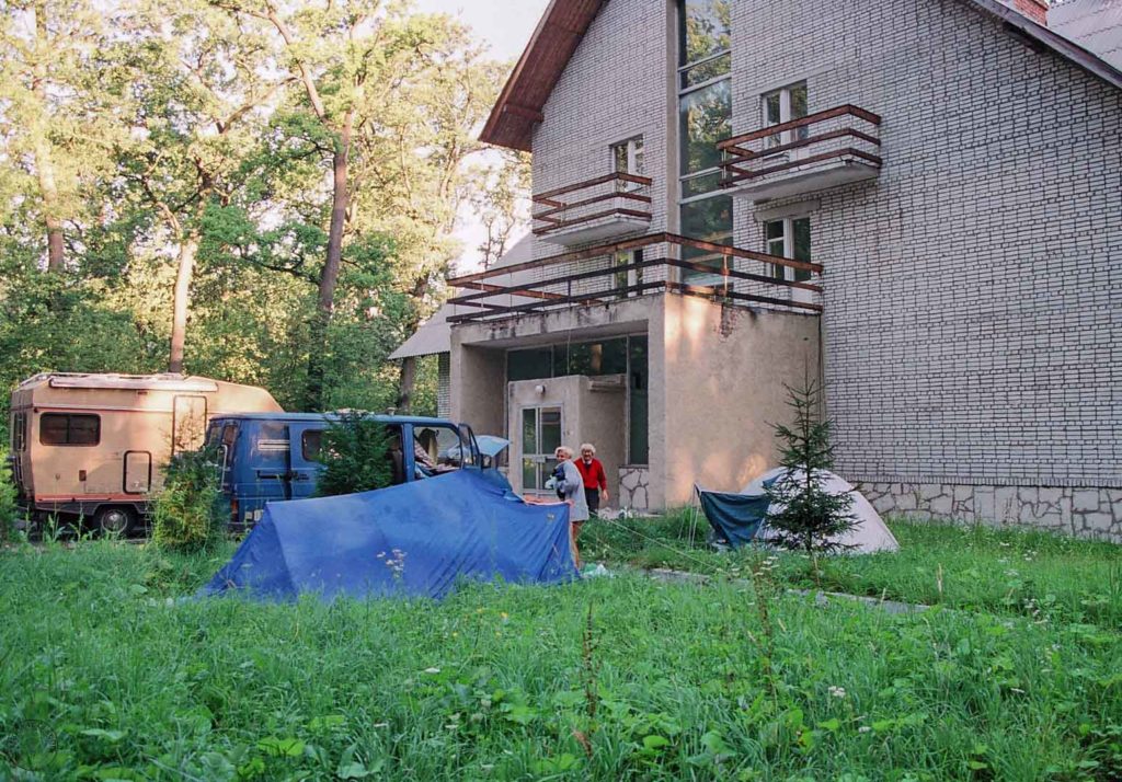KIEV, le bonheur de camper sur le gazon de la Maison de la Jeunesse