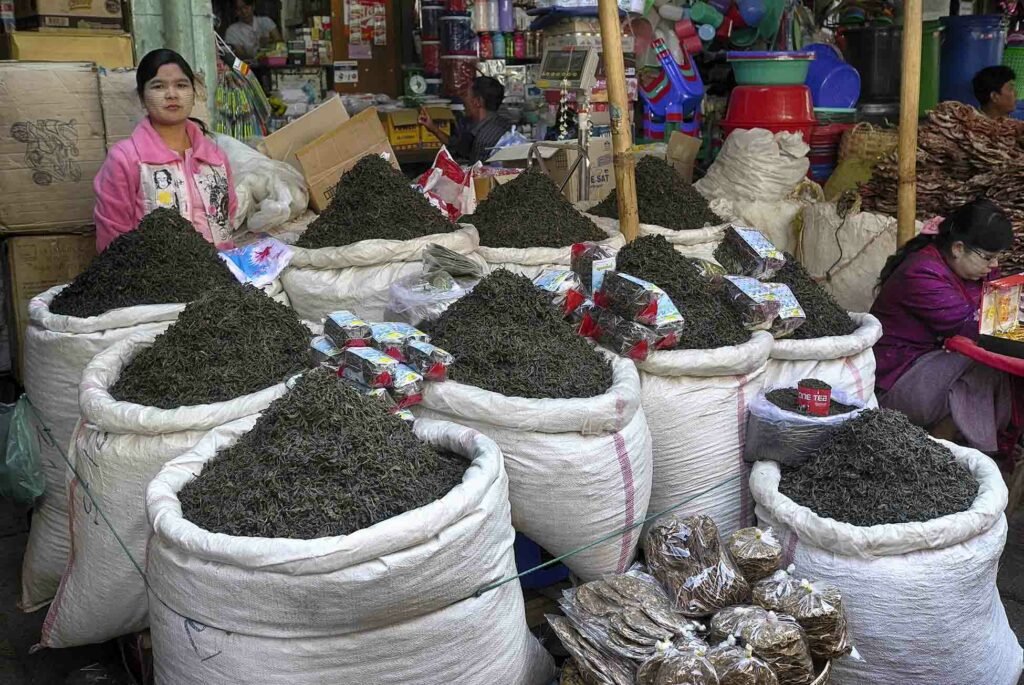 Le marché de TAUNGYI, le thé