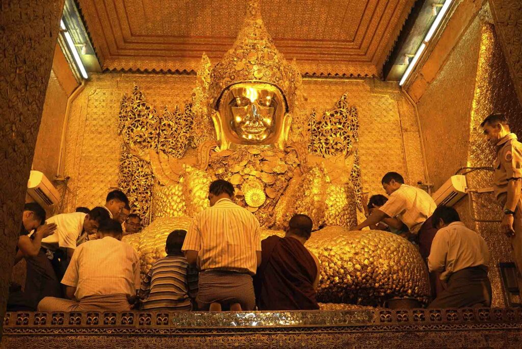 MANDALAY le temple MAHAMUNI- le bouddha couvert d'or