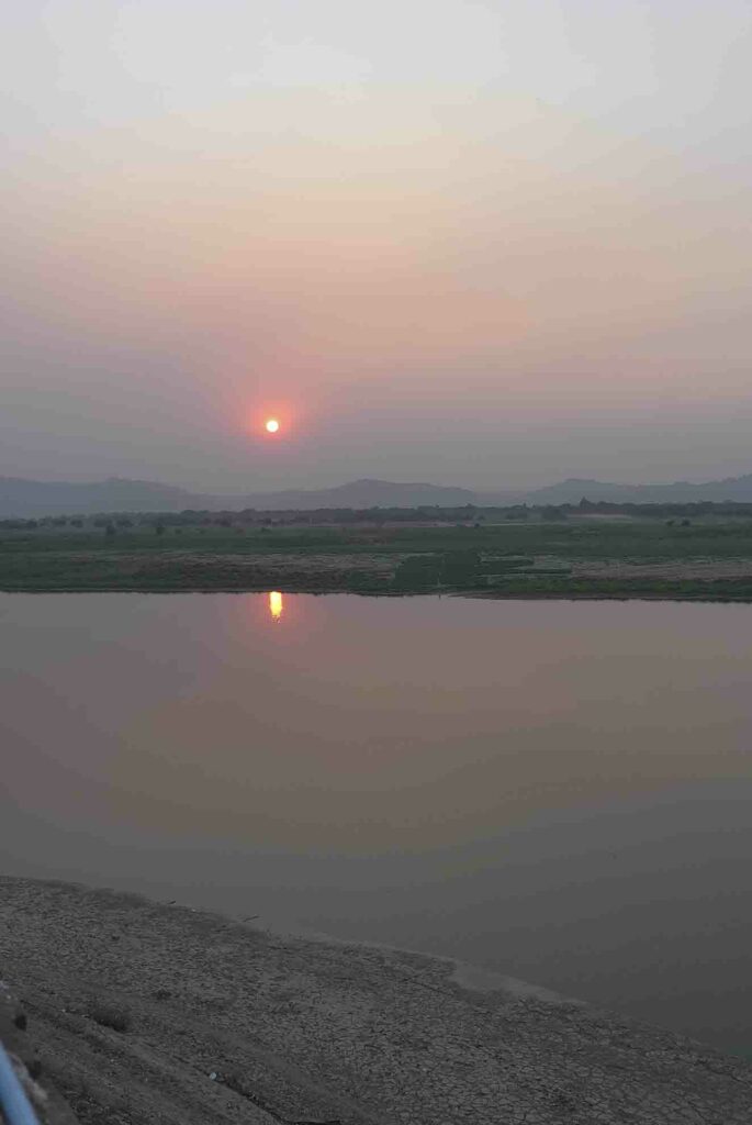 DHAMMA YA ZIKA Pagode - le coucher de soleil sur l'IRRAWADYI