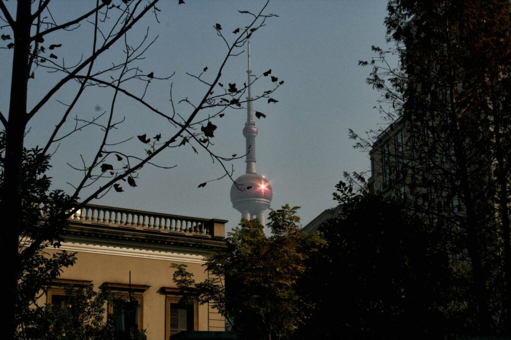 Orient Pearl Tower vue de la rue Yuanmingyan .