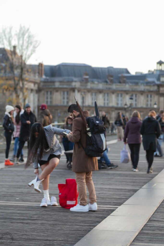 Paris , Le pont des Arts: des bottines pour la Photo
