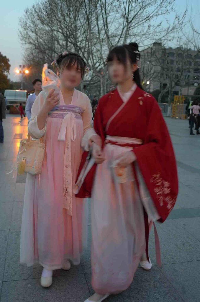 Jeunes femmes en tenues traditionnelles