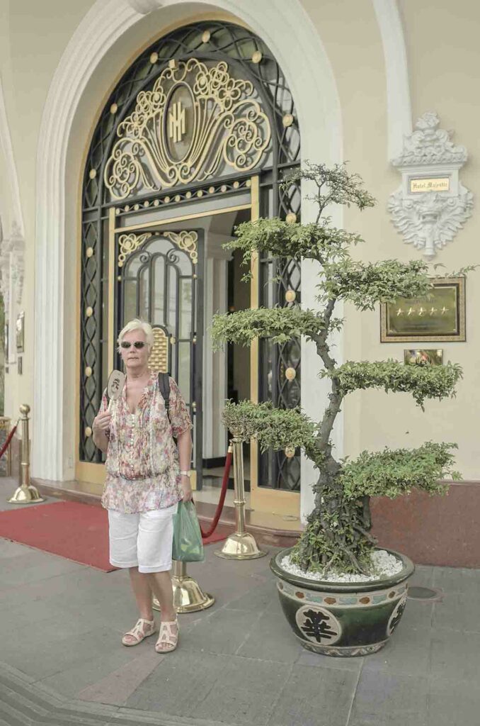 HO CHI MINH, Bonsaï de l'entrée de l'hotel Majestic