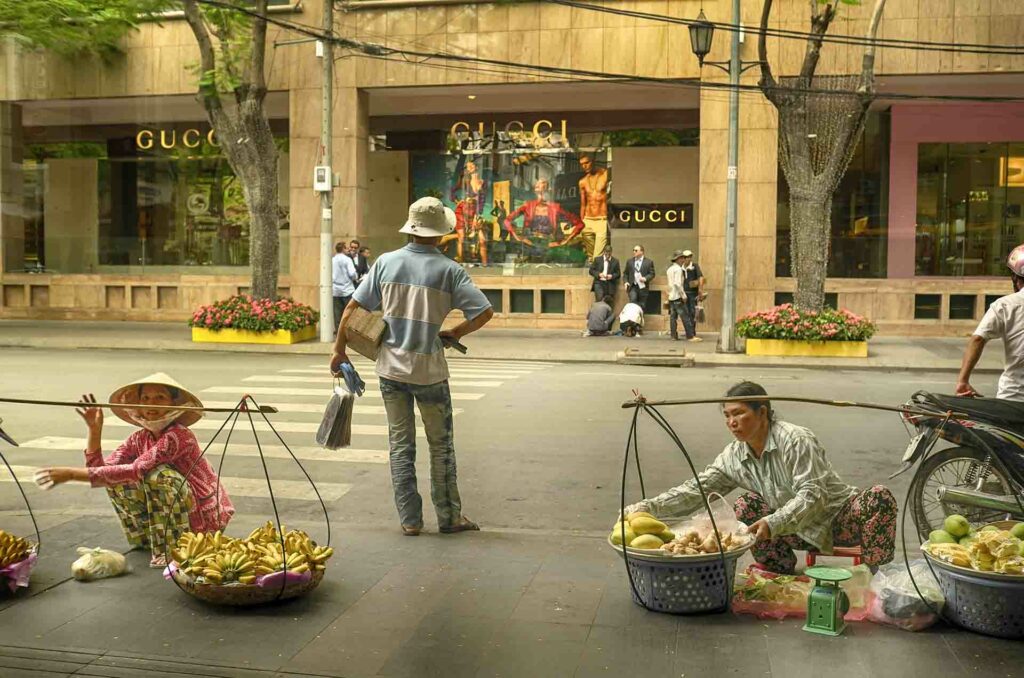 HO CHI MINH , Petit marché devant chez GUCCI