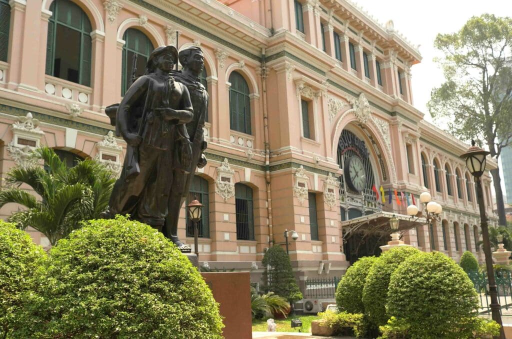 Ho Chi Minh sculpture à la gloire des combattants