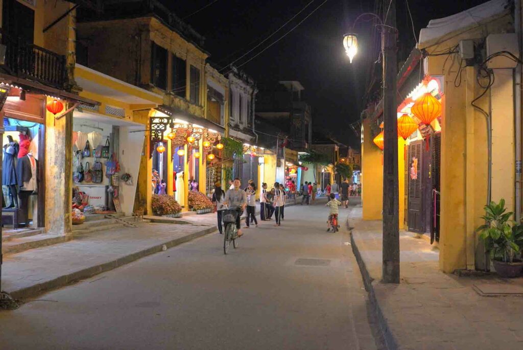 Une rue commerçante de Hoï An