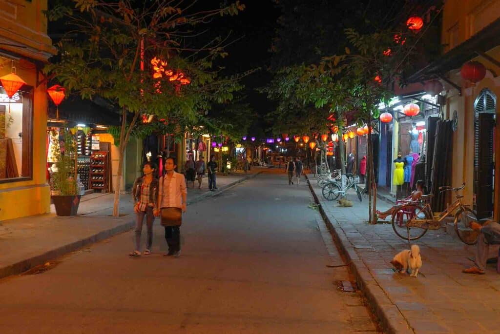 Une rue commerçante de Hoï An